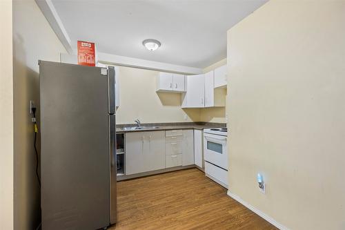 971 Kirkland Place, Kamloops, BC - Indoor Photo Showing Kitchen With Double Sink