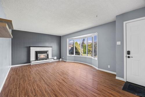 971 Kirkland Place, Kamloops, BC - Indoor Photo Showing Living Room With Fireplace