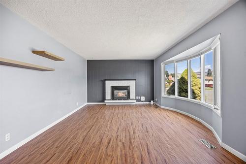 971 Kirkland Place, Kamloops, BC - Indoor Photo Showing Living Room With Fireplace