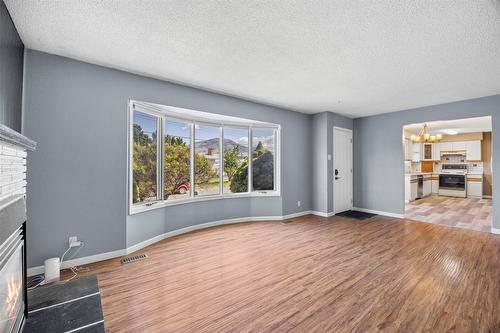 971 Kirkland Place, Kamloops, BC - Indoor Photo Showing Living Room With Fireplace