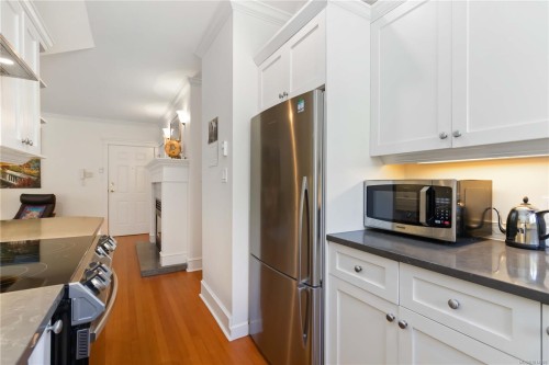 F-349 Foul Bay Rd, Victoria, BC - Indoor Photo Showing Kitchen