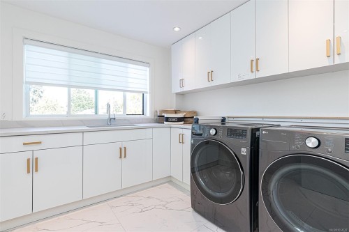 2555 Sinclair Rd, Saanich, BC 