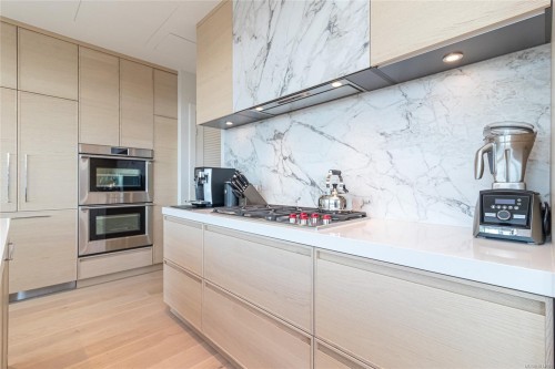 405-1916 Oak Bay Ave, Victoria, BC - Indoor Photo Showing Kitchen