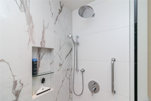 405-1916 Oak Bay Ave, Victoria, BC - Indoor Photo Showing Bathroom