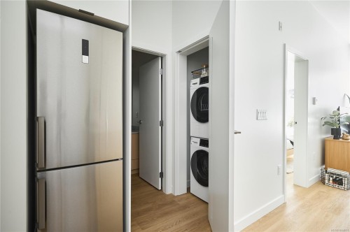 116-1115 Johnson St, Victoria, BC - Indoor Photo Showing Laundry Room