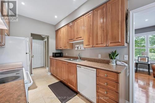 33 - 300 Ravineview Way, Oakville, ON - Indoor Photo Showing Kitchen With Double Sink