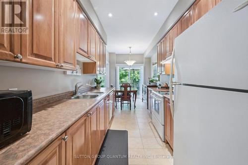 33 - 300 Ravineview Way, Oakville, ON - Indoor Photo Showing Kitchen With Double Sink