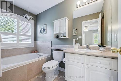 33 - 300 Ravineview Way, Oakville, ON - Indoor Photo Showing Bathroom
