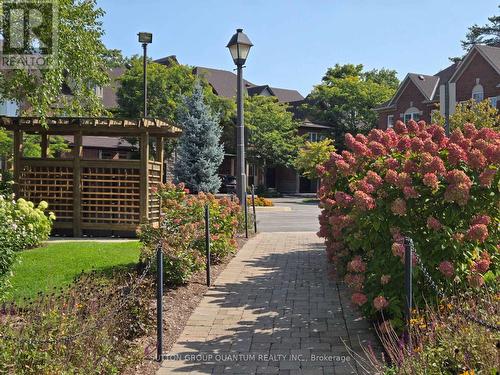 33 - 300 Ravineview Way, Oakville, ON - Outdoor