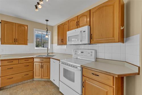131-3400 Wilson Street, Penticton, BC - Indoor Photo Showing Kitchen With Double Sink
