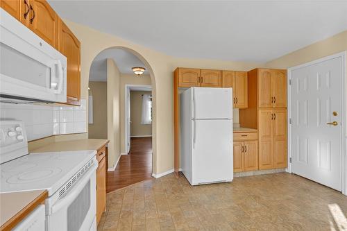 131-3400 Wilson Street, Penticton, BC - Indoor Photo Showing Kitchen