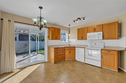 131-3400 Wilson Street, Penticton, BC - Indoor Photo Showing Kitchen