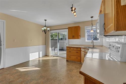131-3400 Wilson Street, Penticton, BC - Indoor Photo Showing Kitchen