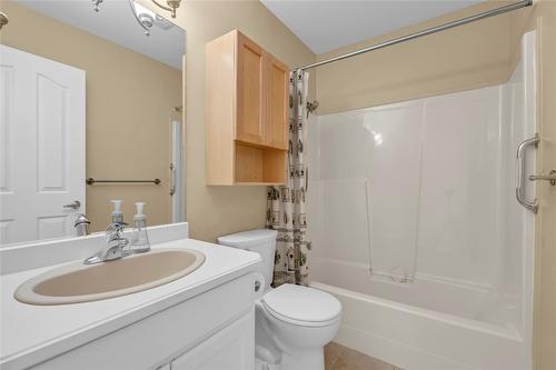 131-3400 Wilson Street, Penticton, BC - Indoor Photo Showing Bathroom