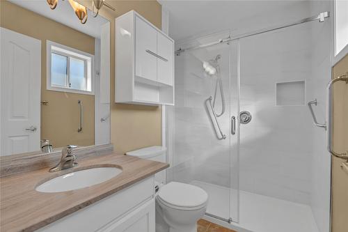 131-3400 Wilson Street, Penticton, BC - Indoor Photo Showing Bathroom