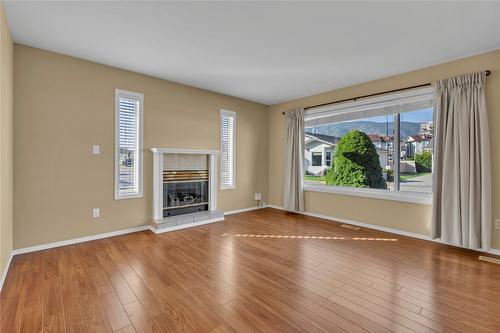 131-3400 Wilson Street, Penticton, BC - Indoor Photo Showing Living Room With Fireplace