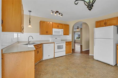 131-3400 Wilson Street, Penticton, BC - Indoor Photo Showing Kitchen With Double Sink