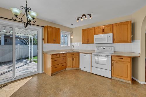 131-3400 Wilson Street, Penticton, BC - Indoor Photo Showing Kitchen