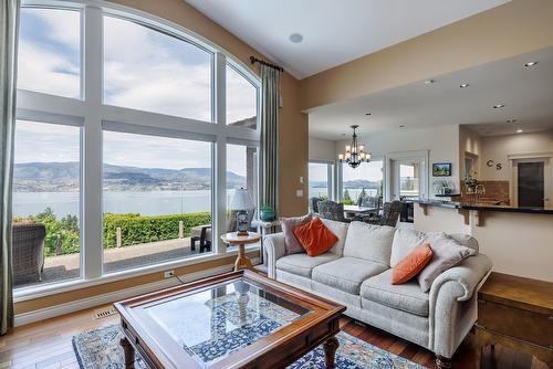 370 Sandpiper Street, Kelowna, BC - Indoor Photo Showing Living Room