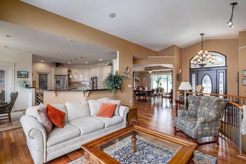 370 Sandpiper Street, Kelowna, BC - Indoor Photo Showing Living Room