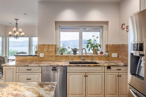370 Sandpiper Street, Kelowna, BC - Indoor Photo Showing Kitchen With Upgraded Kitchen