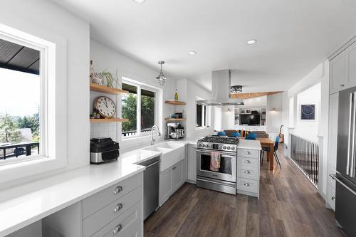 1835 Horizon Drive, West Kelowna, BC - Indoor Photo Showing Kitchen