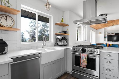 1835 Horizon Drive, West Kelowna, BC - Indoor Photo Showing Kitchen With Double Sink
