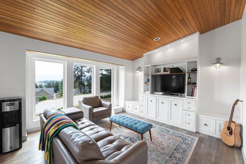 1835 Horizon Drive, West Kelowna, BC - Indoor Photo Showing Living Room