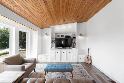 1835 Horizon Drive, West Kelowna, BC - Indoor Photo Showing Living Room