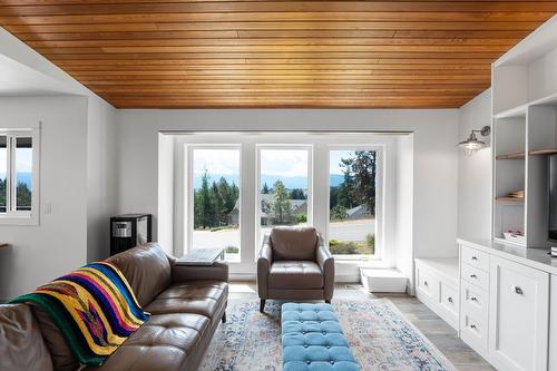 1835 Horizon Drive, West Kelowna, BC - Indoor Photo Showing Living Room