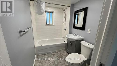 468-476 Main Street E, Hamilton (Stinson), ON - Indoor Photo Showing Bathroom