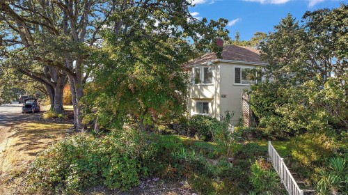 2702 Roseberry Ave, Victoria, BC 