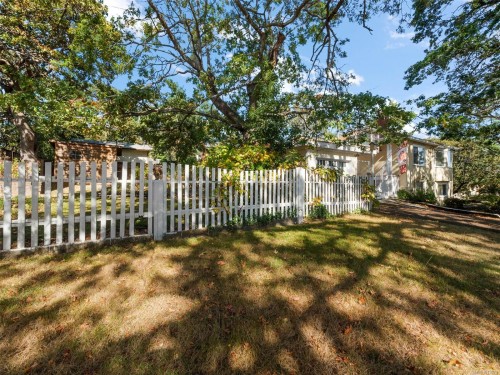 2702 Roseberry Ave, Victoria, BC 