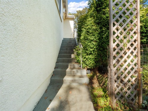 2702 Roseberry Ave, Victoria, BC 