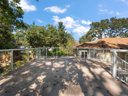2702 Roseberry Ave, Victoria, BC 