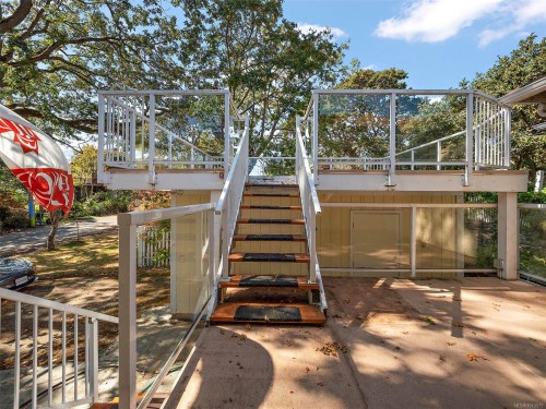 2702 Roseberry Ave, Victoria, BC 