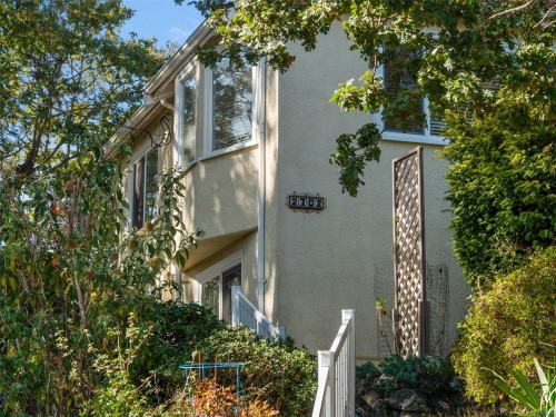 2702 Roseberry Ave, Victoria, BC 
