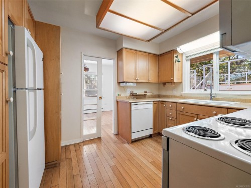 2702 Roseberry Ave, Victoria, BC 