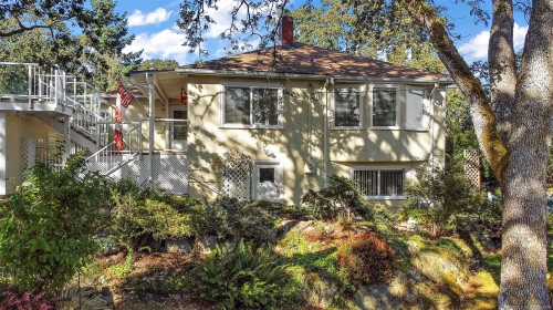 2702 Roseberry Ave, Victoria, BC 