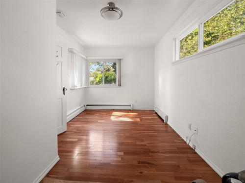 2702 Roseberry Ave, Victoria, BC 