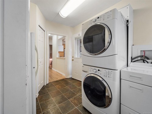 2702 Roseberry Ave, Victoria, BC 