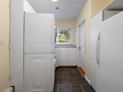 2702 Roseberry Ave, Victoria, BC 