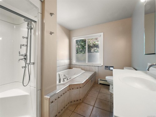 2702 Roseberry Ave, Victoria, BC 