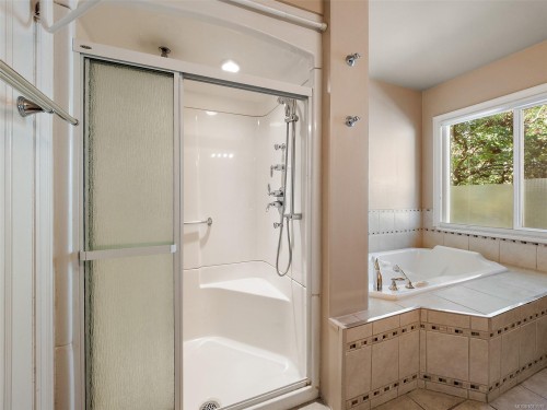 2702 Roseberry Ave, Victoria, BC 