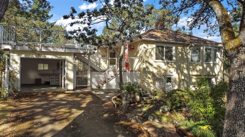 2702 Roseberry Ave, Victoria, BC 