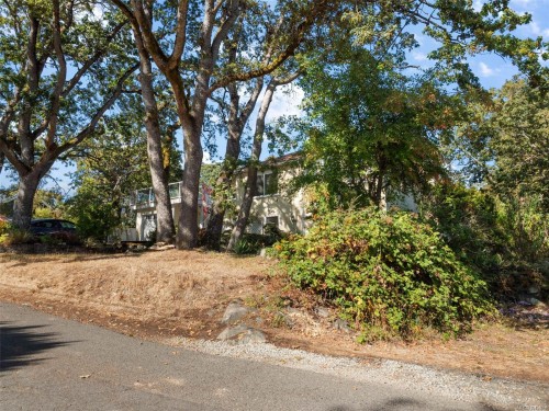 2702 Roseberry Ave, Victoria, BC 