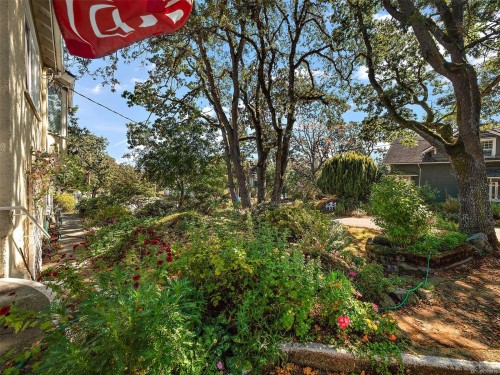 2702 Roseberry Ave, Victoria, BC 