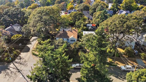 2702 Roseberry Ave, Victoria, BC 