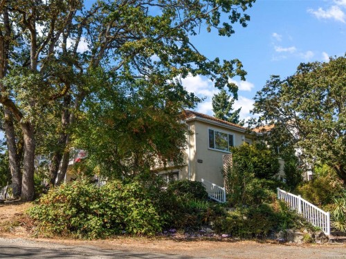 2702 Roseberry Ave, Victoria, BC 