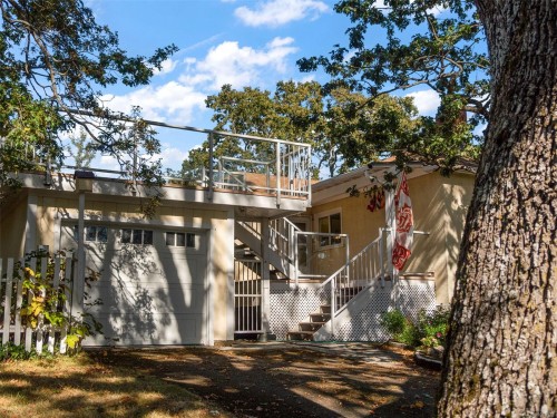 2702 Roseberry Ave, Victoria, BC 